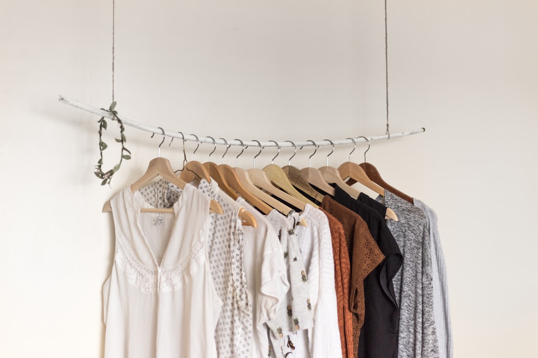 Un dressing ouvert et une tablette sur trépied, prêts pour un live